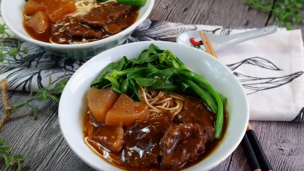 gastronomie taiwan Braised beef noodle soup (红烧牛肉面)