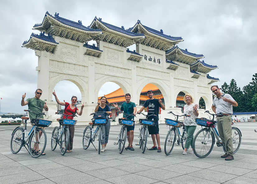 Visiter Taipei à vélo en groupe memorial chiang kai shek