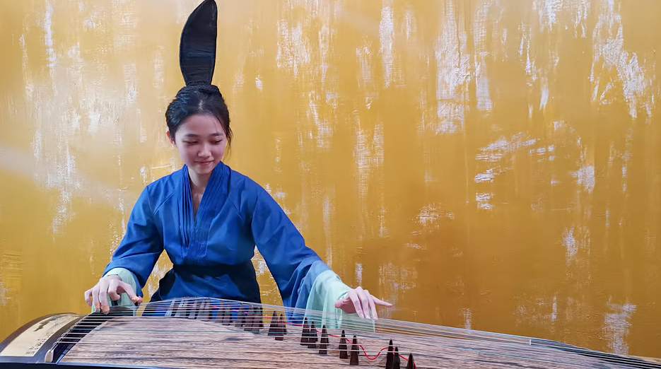 You are currently viewing Jouer un instrument traditionnel chinois à Taipei: Le combo hanfu et guzheng