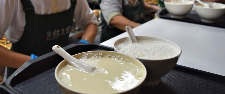 You are currently viewing Fuhang Soy Milk vs Yong He Dou Jiang : lequel choisir pour un petit-déjeuner taïwanais inoubliable à Taipei ?